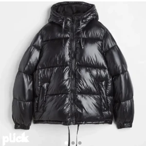 Hm jacka - Säljer min fina glansiga jacka från hm. Nyskick, storlek S. 200kr🥰