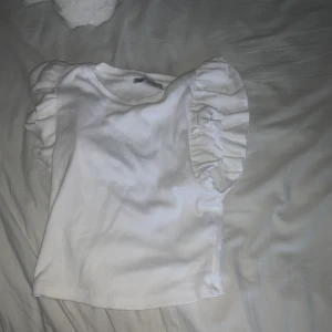Zara topp - En vit gullig topp från zara. Säljer pågrund av att den inte kommer till användning längre💕