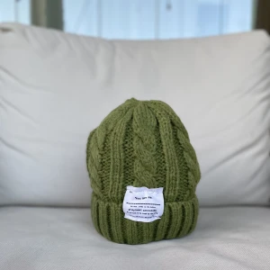 Stickad mössa  - NY! Säljer sprillans nya 100% bomulls mössor. Perfekta till hösten/vinter eller som julklapp🙌. Storlek: One size  Färg: Olive green Antal kvar: 3 