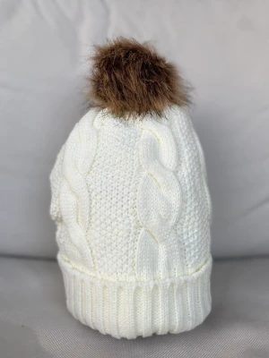 Mössa med pom - Sprillans ny vinter mössa med pom🙌. Mysig med foder inuti som gör den perfekt till höst/ vinter❄️.  100% bomull så man svettas inte och huvudet får andas.  Storlek: One size  Färg: Vit  Antal kvar: 2 st
