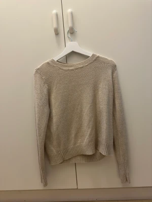 Stickad tröja från H&M - En stickad tröja från H&M, tröjan sitter som en Small (S). Använd i gott skick, finns defekt på vänster arm mudd (se bild 3). Går bort med rätt medel. 30kr + frakt som tillkommer.