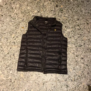 Lyle and scott väst - Säljer den här lyle and scott västen i gott skick. Perfekt att ha nu på hösten. Säljer eftersom den är liten. 