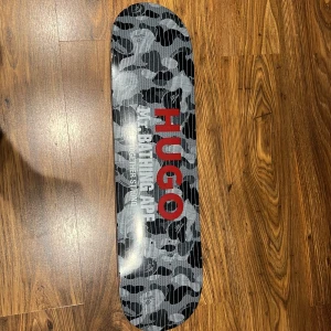 Skateboard deck - Hugo boss x bape collab. Skateboard aldrig använd, några få chips. 