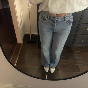 Ett par vida zara jeans med medelhög midja. Jag är ca 168 cm lång för referens. Använda ett få tal gånger och är i ett fint skick! 