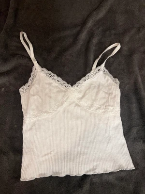 Spets linne - Säljer detta fina spets linne från Urban Outfitters. Den är använd ett fåtal gånger och finns inga tecken på användning💓