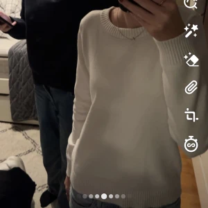 Stickad vila tröja - En basic stickad tröja från vila i fint skick. Inte alls nopprig & så skön. ⚠️kom priv för fler bilder⚠️