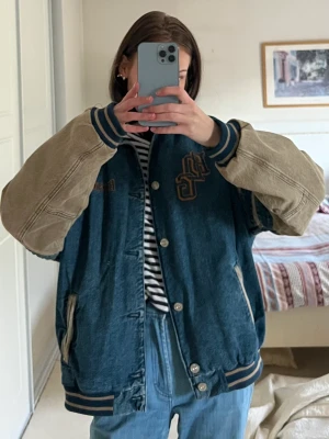 Denim bomberjacka  - Vintageliknande bomberjacka i jeans från urban outfitters 