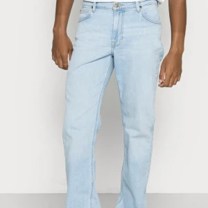 Jeans Lee - Storlek: W30 L30 Modell: West  Märke: Lee  Nypris: 950kr Ljus blåa Jeans köpa på carlings. Köptes sommaren 2022 och användes ett få tal gånger. Inga fläckar eller andra defekter. 