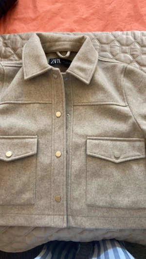 Kort kappa - Säljer nu en kort kappa i stl M men passar S/xs från zara, aldrig använt