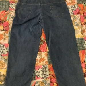 Baggy jeans. - Väldigt stora jeans vilket jag skulle uppskatta ha midjestorleken 45. Aldrig använda.