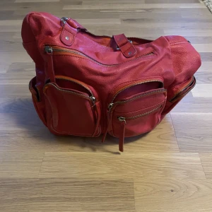 Rosa väska - En rosa väska, använd därav priset. Skriv om du har frågor eller vill ha fler bilder💓