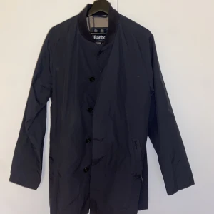 Barbour racka - Barbour jacka/rock i storlek L som klarar vatten väldigt bra. 
