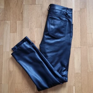 Skinnbyxor - Svarta skinnbyxor herr storlek xs