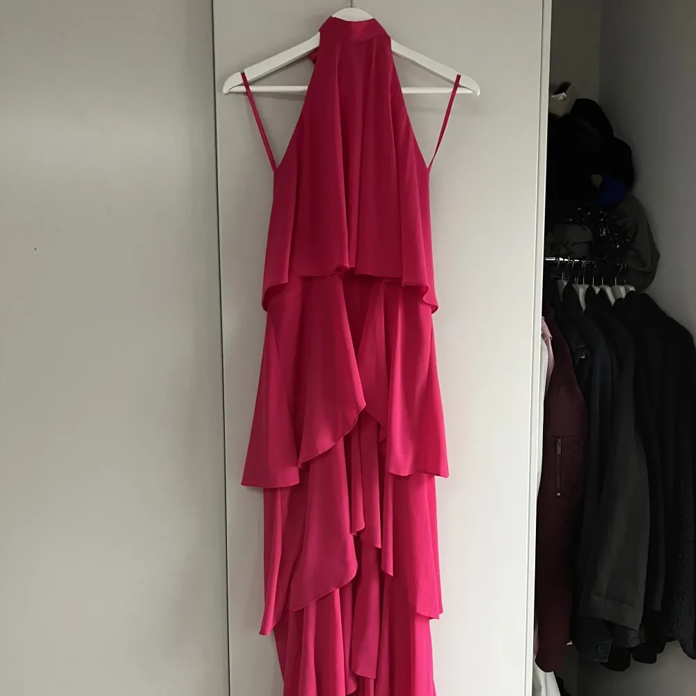Sååå fin jumpsuit i knall rosa färg! En favorit som bara hänger i garderoben och inte får den kärleken den är värd. Perfekt till fest, bröllop o tillställningar i allmänhet. Liite ljusare i verkligheten. Kan skicka fler bilder!! Strl 12, motsvarar strl 38. Klänningar.