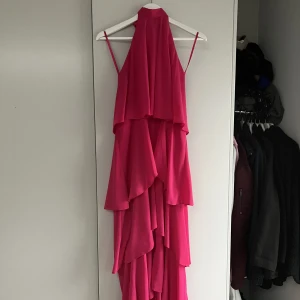 Rosa jumpsuit - Sååå fin jumpsuit i knall rosa färg! En favorit som bara hänger i garderoben och inte får den kärleken den är värd. Perfekt till fest, bröllop o tillställningar i allmänhet. Liite ljusare i verkligheten. Kan skicka fler bilder!! Strl 12, motsvarar strl 38