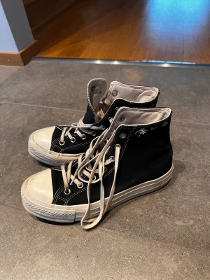Converse platform - Sååå söta converse med broderier och platform sula. Använda en vår och kan nog behöva sig en tvätt men annars i väldigt fint skick. Lite slitage på hälsulorna. Pris diskuterbart vid snabb affär
