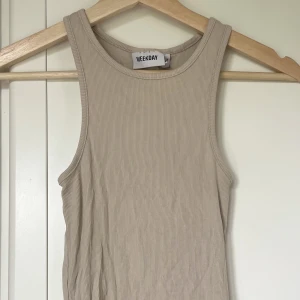 Weekday linne - Ribbat linne den weekday i höstig färg perfekt under en skjorta eller varm tröja! Tight passform- sitter jättefint runt kroppen på mig som har xs💕