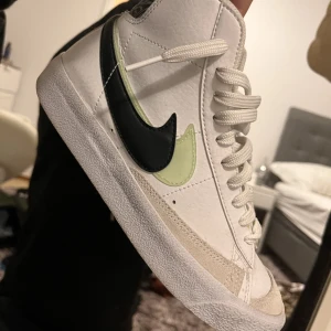 Nike blazer mid 77 - Nike blazer mid 77, white black mint green. Säljer den då den inte kommer till användning längre. Är i ganska bra skick. Lådan följer med. 