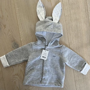 Livly Bunny grå cardigan kofta stl 62-68 helt oanvänd - Säljer helt ny kofta/cardigan från livly i stl 62-68. Nypris: cardigan 579kr