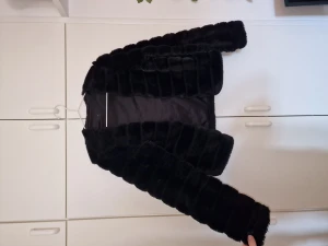 Fuskpäls jacka - Super fin jacka, säljes då den var för liten på mej🦋