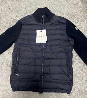 Moncler Cardigan (S) - En jätte fin Moncler cardigan som är nu till salu. Jackan säljs pågrund utav att den har blivit för liten för mig då jag inte har den till någon andvändning. Storlek S och är liten i storlek Skick- 10/10  Har ni några funderingar skriv privat.  