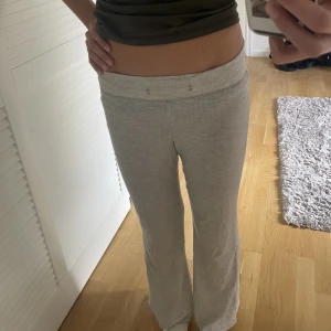 Lågmidjade mjukisbyxor -  Super fina lågmidjade mjukisbyxor i mycket bra skick, säljer pga de är för korta (är 178) de är ganska tunna och kan användas som pyjamas!