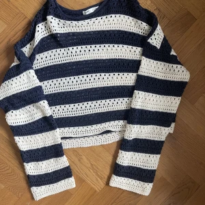 Hålstickad tröja - Vit-blå randig hålstickad cover up tröja, oversized, knappt använd. Hör gärna av er i dm för mer info!❤️