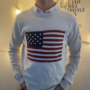 Gant tröja - Svinsnygg gant tröja med amerikanska flaggan på i storlek S. Nypris ligger på runt 1300kr och skicket är 9/10 men det är Inga fel med den. Modellen är 174 och väger 54 kg. Den passar perfekt nu till hösten och kan såklart gå ner i pris vid snabb affär 🍂🍁🤗
