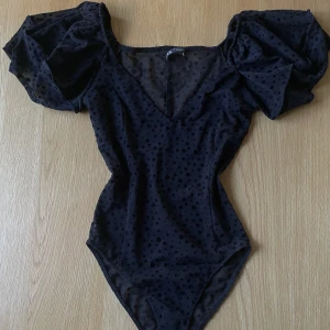 Body - En body i mesh från zara med små prickar i velour. Jättefin men tyvärr för liten för mig. I storlek s men skulle säga att den även passar xs