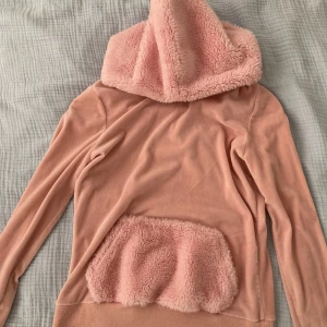 Mjukiströja från Madlady - Jättemjuk mjukiströja köpt från madlady för länge sedan. Använd ett fåtal gånger. Säljer då den aldrig kommer till användning.. Färgen synd bättre på andra bilden.