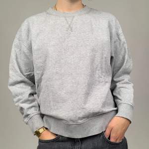 Grå sweatshirt från Selected Femme i jättebra kvalitet❤️🧚‍♀️ storlek small💕