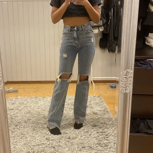 Jeans med hål i knäna  - Jeans med hål i knäna  Storlek 36