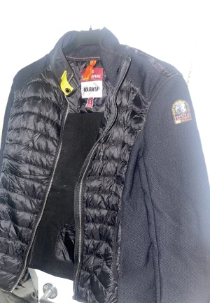 Parajumper jacka   - Säljer min fina hybrid som är i ny skick den är knappt använd de är äkta såklart storlek S pris kan diskuteras vid snabbaffär 