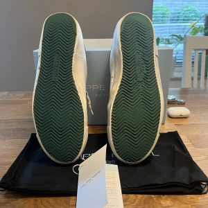 Philippe Model - Säljer ett par använda och riktigt feta Philippe Model skor. Finns slitage som inte finns på bild. Box och dustbag medföljer! Mitt pris 1500 kr (Nypris runt 3300 kr) och priset är inte hugget i sten. För fler frågor eller bilder är det bara att skriva😃