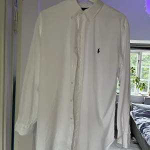 Ralph lauren skjorta - Ralph lauren skjorta Storlek M/L. Är 185 cm 70 kg passar som ni ser på bilen.