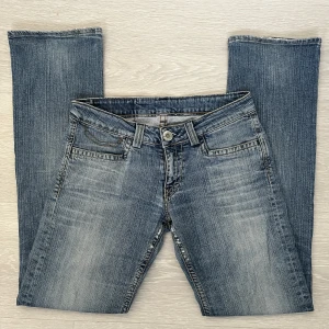 Bootcut jeans - Säljer dessa snygga ljusblåa bootcut jeans då de är tyvärr för stora för mig som har storlek W27-28. Dessa är lågmidjade och har midjemåttet ca 86cm. Innerbenslängden är 82cm och 21cm (tvärs över, 42cm totalt) i the flare. Skriv görna vid frågor<3