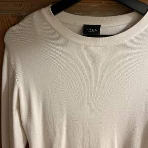 Säljer denna jättefina stickade tröja från Vila, perfekt till hösten🤎passar någon som har S-L. Skriv vid frågor!