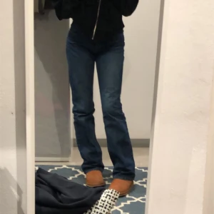 Bootcut jeans - Ett par snygga bootcut jeans som är perfekta till höst och vinter! 🍂🍁 Köpare står för frakt.  Små defekter (se bild 3) Mid rise 