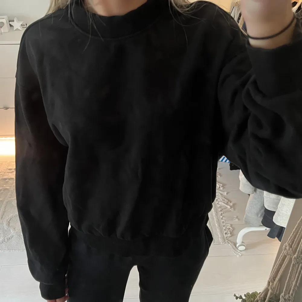 Svart basic sweatshirt. Använd fåtal gånger. Liten i storleken vid halsen.. Hoodies.