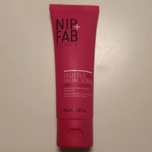 NIP+FAB Purify salicylic FacialScrub - A dual-action scrub both manual and chemical exfoliation to break down oil clear pores, for a clear, bleimish-free complexion.volcanic rock gently dislodges dead skin from the surface, salicylic acid breaks through the oil underneath flush out pores 100kr