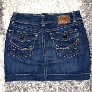 Vintage kjol - Supersnygg vintage kjol med snygga fickor som tyvärr inte kommer till användning för att den inte passar längre.  den är i bra skick o köptes på humana. Köparen står för frakten💘