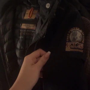 Parajumper jacka - Säljer min parajumper jacka då den ej kommer till användning, jackan säljs billigt då den är väl använd och behöver tvättas, ❤️ skriv för egna bilder! Kan diskutera priset vid snabb affär