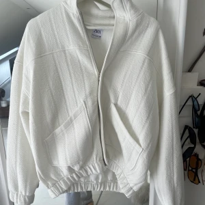 vit jacka från zara - en så himla snygg sportig jacka från zara, den har fortfarande inte kommit till användning då jag har en liknande tyvärr.. den har inga sminkfläckar eller liknande!