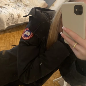 Ganada goose Victoria parka jacka - Säljer min ganada goose jacka som är använd en vinter, men är i väldigt fint skick. Säljer billigt då den inte kommer till användning längre💕 man får även med pälsen till jackan.