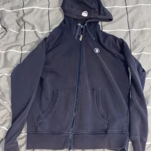 Sail racing hoodie - Skick 8/10 lite solblekt annars inga problem  Storlek M passar även S