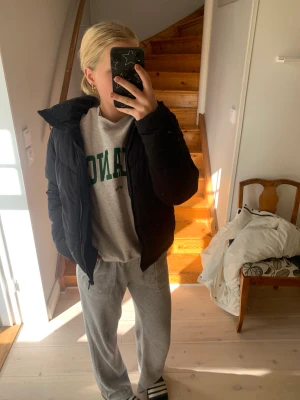 Svårt jacka - Svart jacka till både vinter och höst🌟