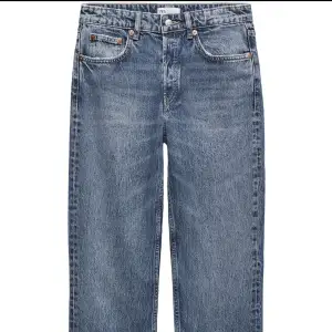 Super fina low waist jeans från zara💞 av klippta så att de passar perfekt på 160-168💞köpta för 360kr💞