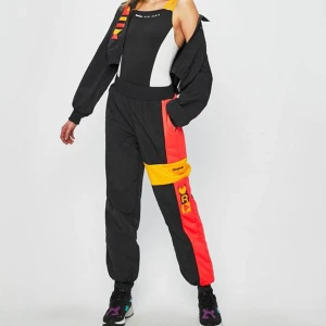 Track pants reebok x Gigi Hadid - Oanvända helt nya mjukisar som jag köpte för ett tag sen. De var tyvärr för stora på mig! Pm vid mer info🌼
