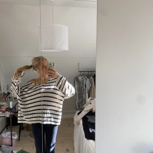 Randig stickad tröja - Fin stickad tröja från zara köpt för 400kr och jättefint skick💗⭐️