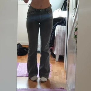 Midrise bootcut jeans 🤩 - Mycket snygga men är för små för mig nu:(( har en liten fläck på knät (lite mörkare grå färg en resten av byxorna)  